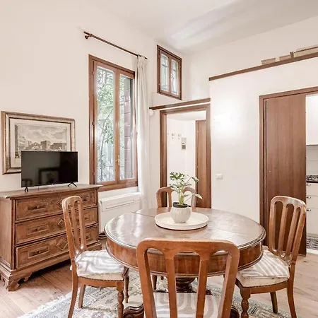 G2 Refined Retreat Steps From The Salute Appartement Venetië